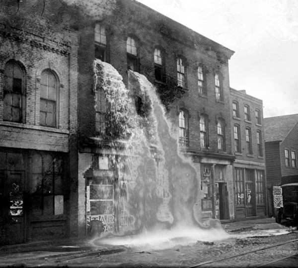 1929 : A Détroit, l'alcool illégal est détruit (période de prohibition)