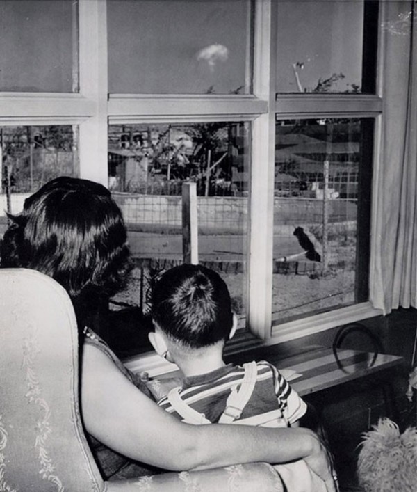 1953 : Un maman et son fils regarde un champignon atomique suite à un test à Vegas