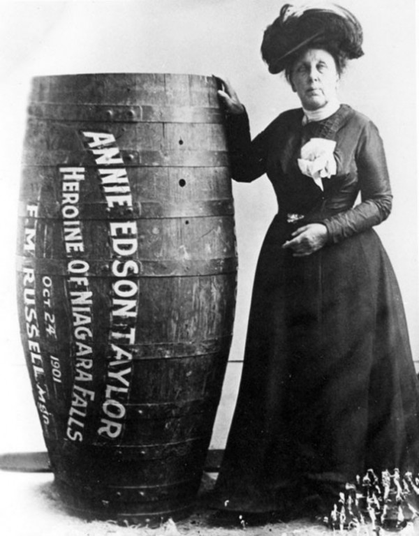1901 : Annie Edison Taylor est la première à survivre à aux chutes du Niagara dans un tonneau