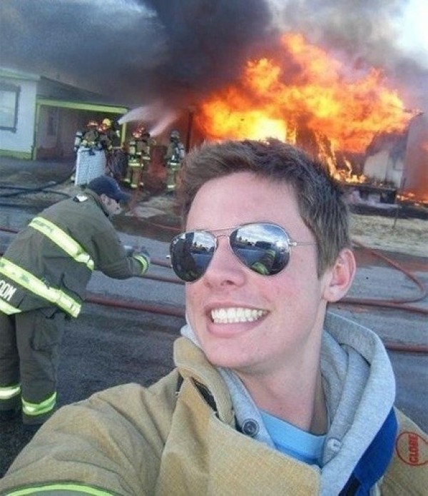 Devant un bâtiment en feu