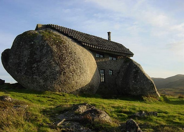 STONE HOUSE (GUIMARÃES, PORTUGAL)