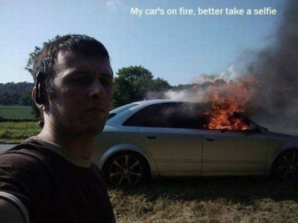 Avec sa voiture en feu
