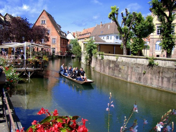 Dans ce petit bateau à Colmar en France