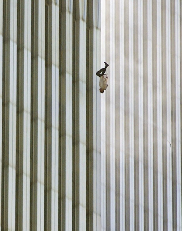 Un homme se jète d'une des deux tours le 11septembre