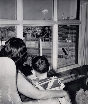 Voter pour 1953 : Un maman et son fils regarde un champignon atomique suite à un test à Vegas