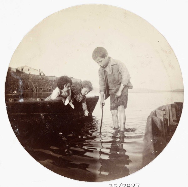 des enfants qui s'amuse à la mer