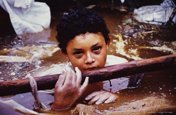 Petite fille dans les décombres d'Armero, la ville détruite par l'éruption du volcan Nevado (...)