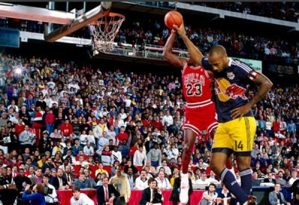 Thierry Henry contre, sans effort, un dunk de Michael Jordan..