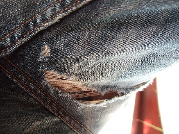 Rester accrocher et faire un trou dans son jeans