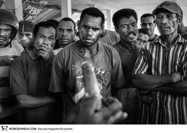 Démonstration de préservatifs dans un supermarché de Jayapura, en Papouasie, en 2009