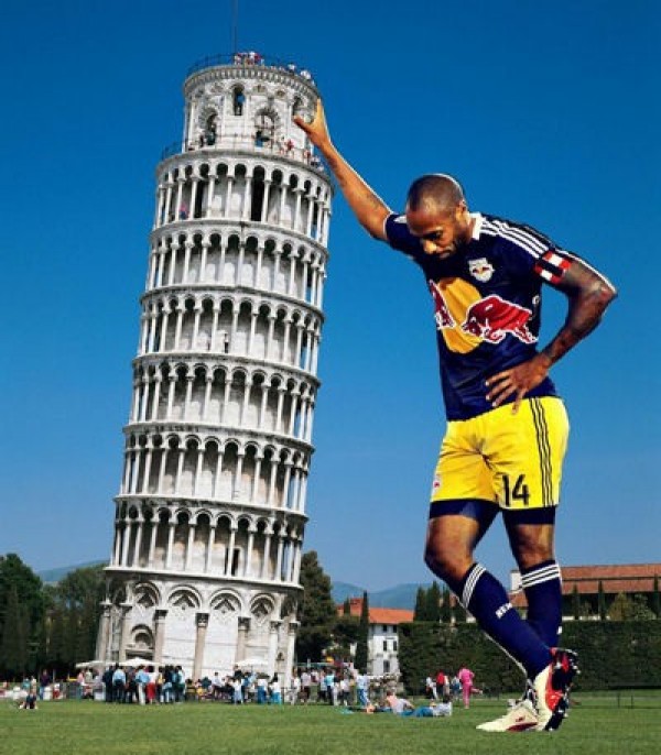 Thierry Henry soutient d'une main la Tour de Pise (si ça peut aider...)