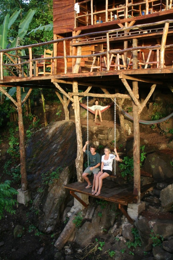 Sur la balançoire d’une maison-arbre au Nicaragua