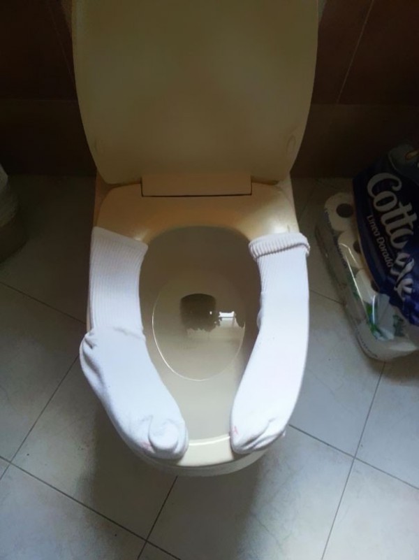 Protéger la toilette avec deux chaussettes