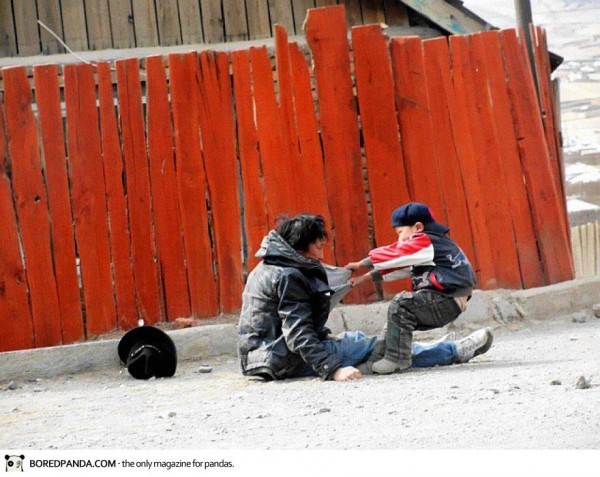 Un enfant et son père alcoolique