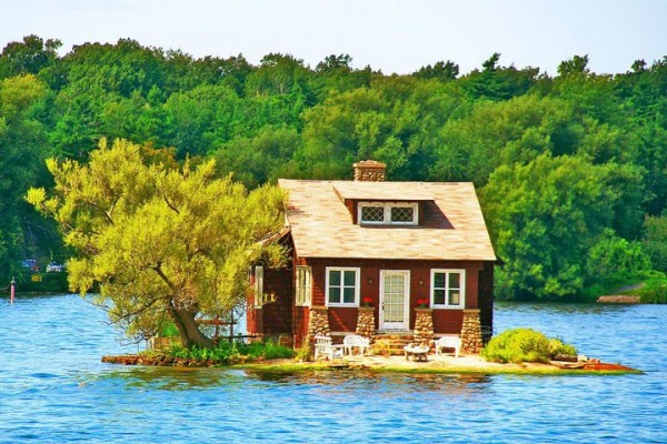 Sous le porche de cette maison à Thousand Islands au Canada