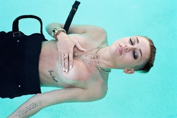 Miley à la piscine