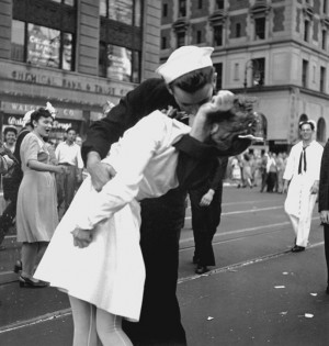 Voter pour Polémique autour de cette photo le lendemain de la seconde guerre mondial à Time Square, Vra (...)